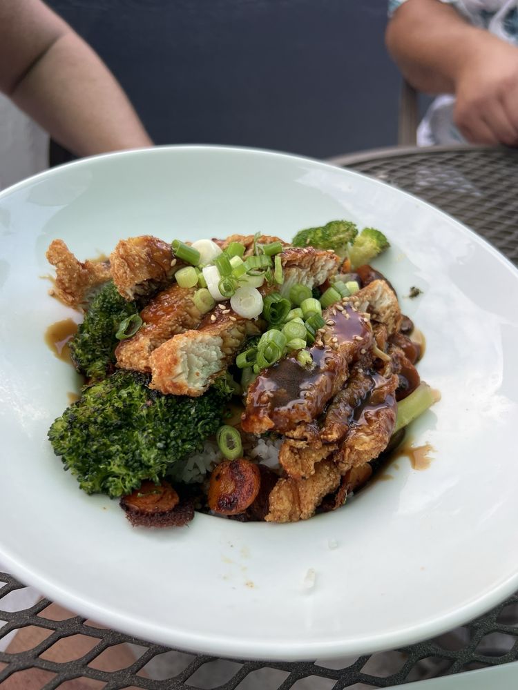 Crispy sesame chicken rice bowl with broccoli and scallions